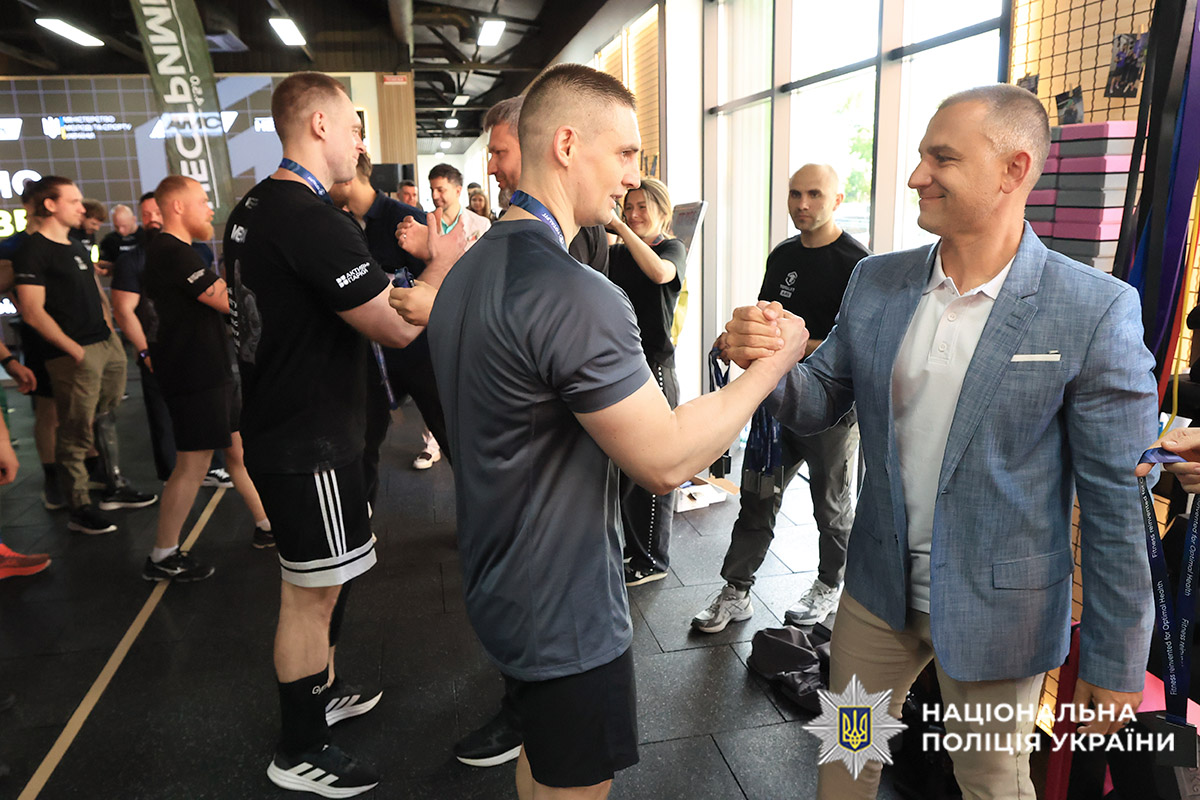 Спецпризначенці поліції Хмельниччини долучилися до світової традиції виконання кросфіт-комплексу «Мерф» у пам’ять про полеглих Героїв