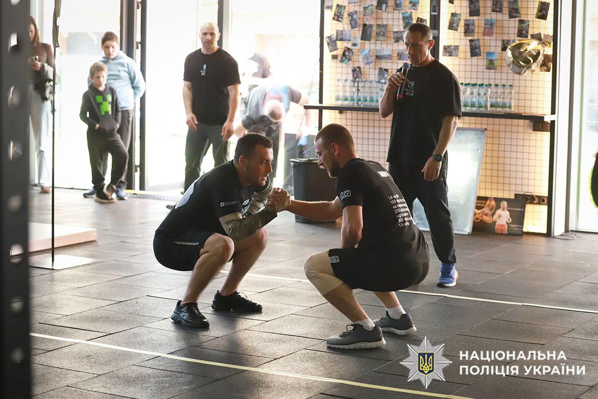 Спецпризначенці поліції Хмельниччини долучилися до світової традиції виконання кросфіт-комплексу «Мерф» у пам’ять про полеглих Героїв