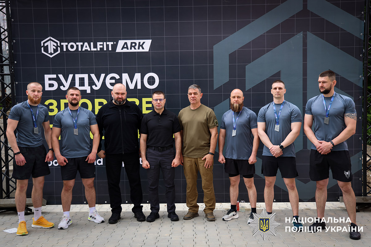 Спецпризначенці поліції Хмельниччини долучилися до світової традиції виконання кросфіт-комплексу «Мерф» у пам’ять про полеглих Героїв