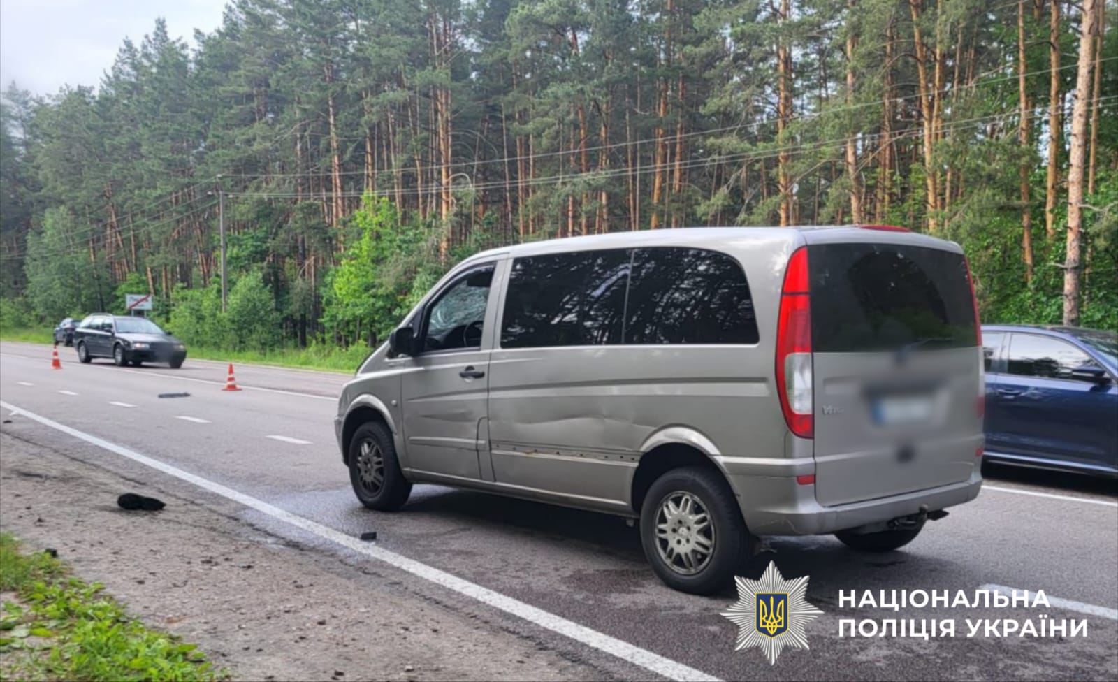 На фото автомобіль, про який йдеться у статті із пошкодженями після ДТП.