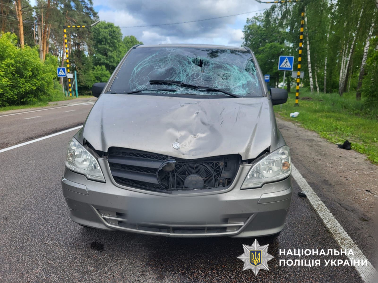 На фото автомобіль, про який йдеться у статті із пошкодженями після ДТП.