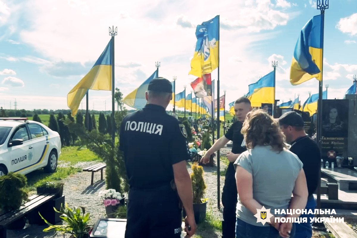 На Хмельниччині поліцейські оперативно встановили жінку, причетну до наруги над могилою Героя України Олексія Меся