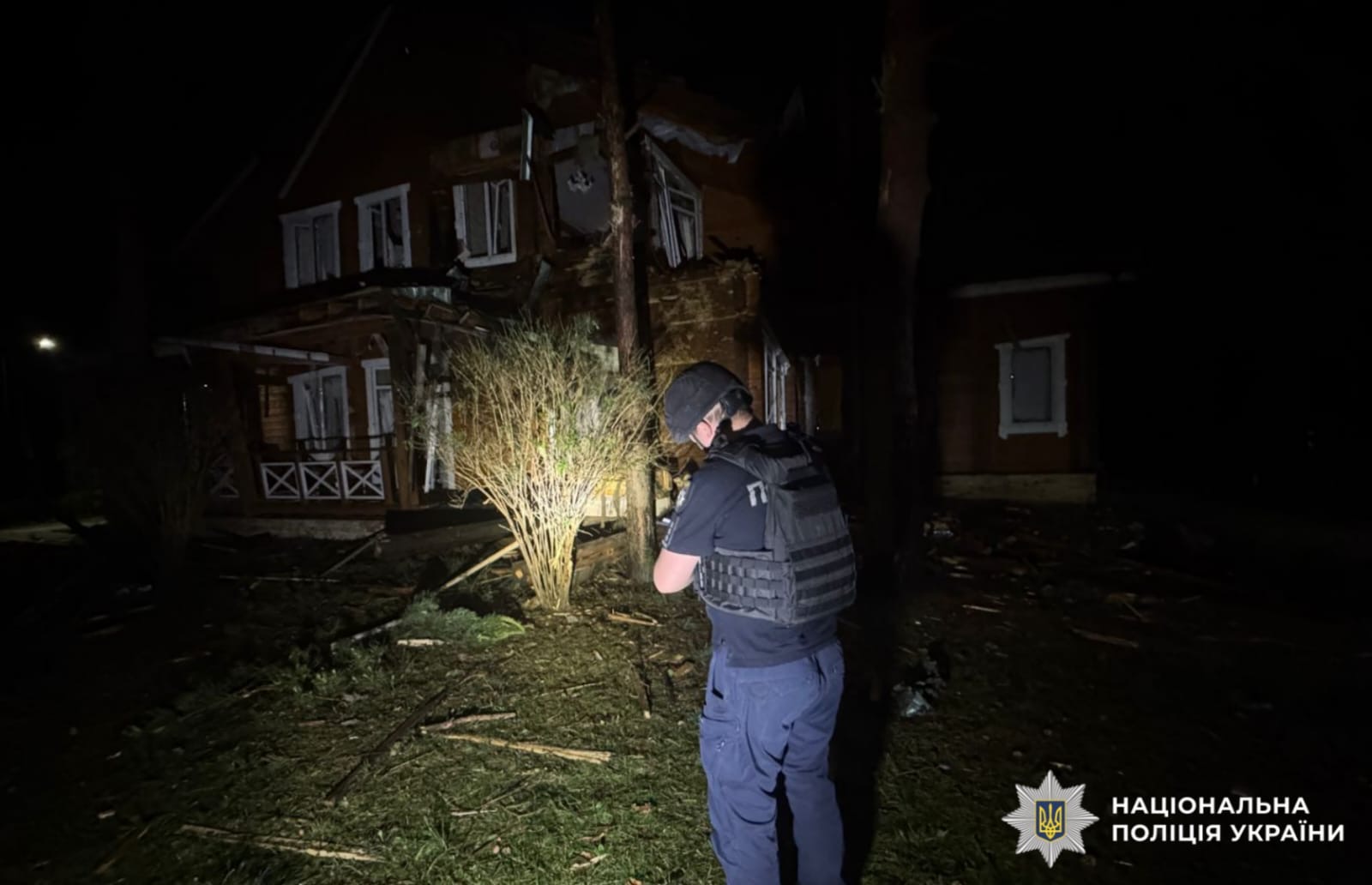 На фото зображений поліцейський який документує наслідки атаки