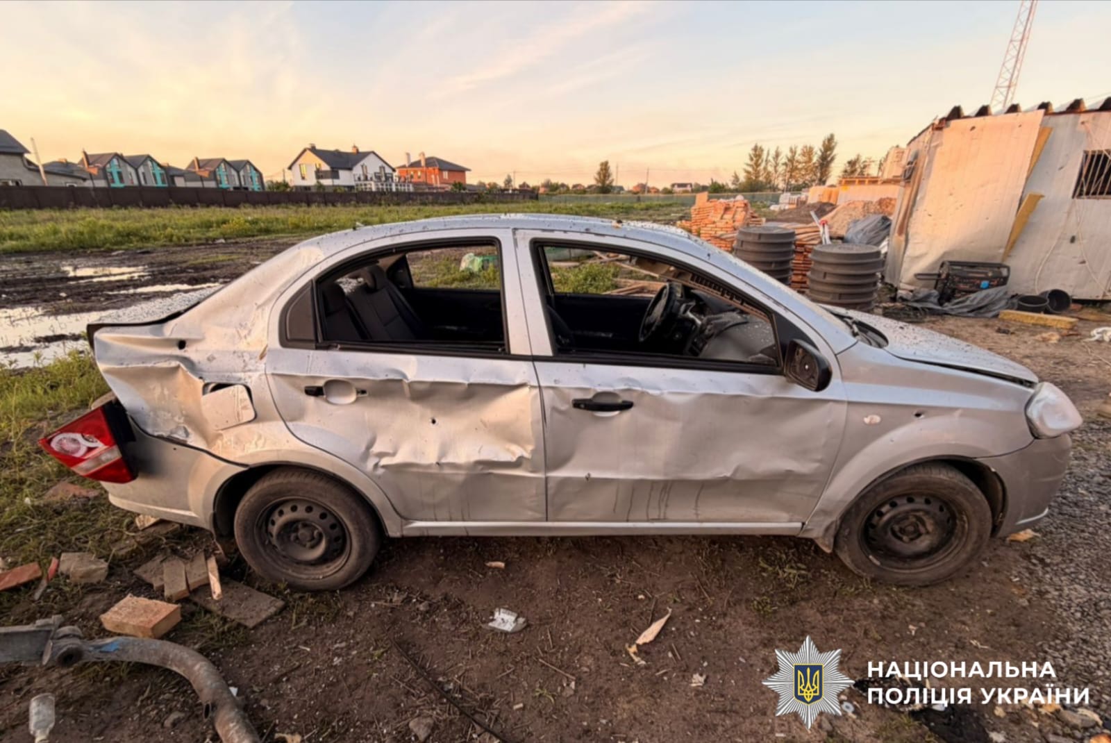 На фото зображений пошкоджений автомобіль
