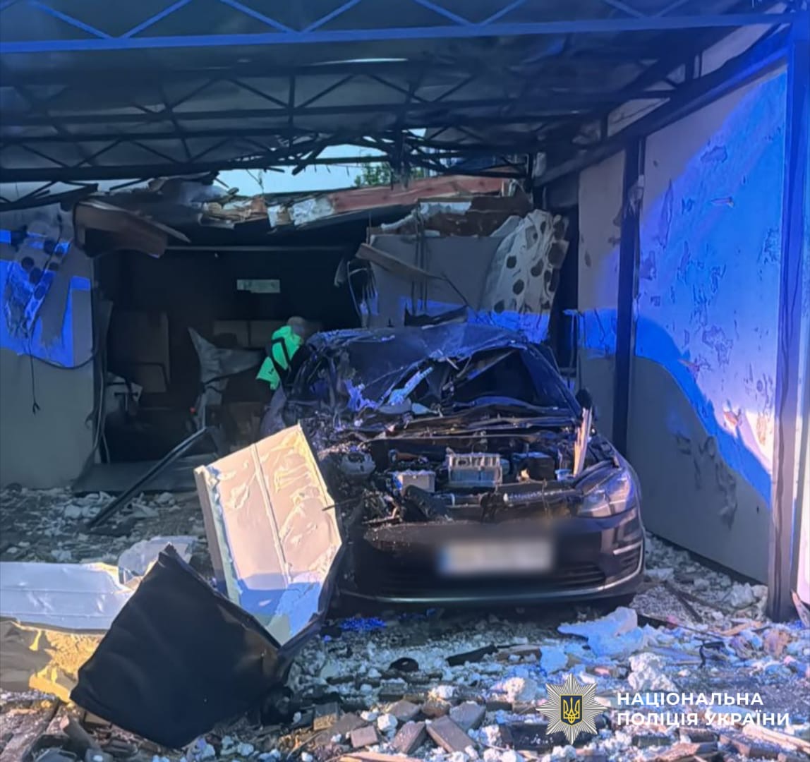 На фото зображений пошкоджений автомобіль