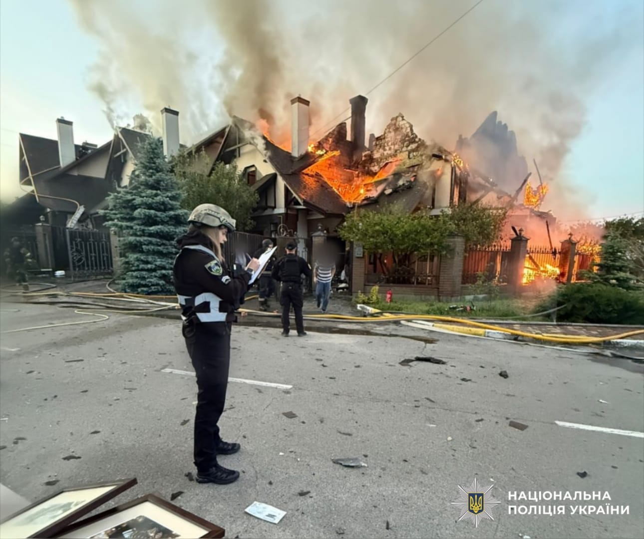 На фото зображена поліцейська яка фіксує наслідки атаки