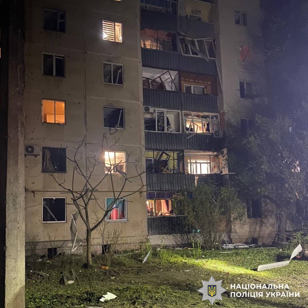 На фото зображено наслідки ворожого обстрілу