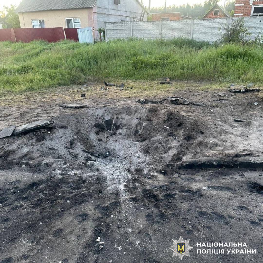 На фото зображено наслідки ворожого обстрілу
