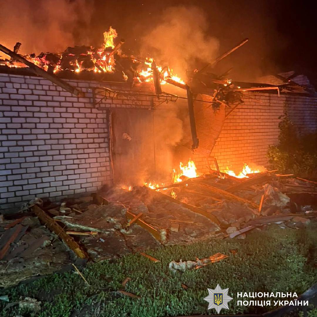 На фото зображено наслідки ворожого обстрілу