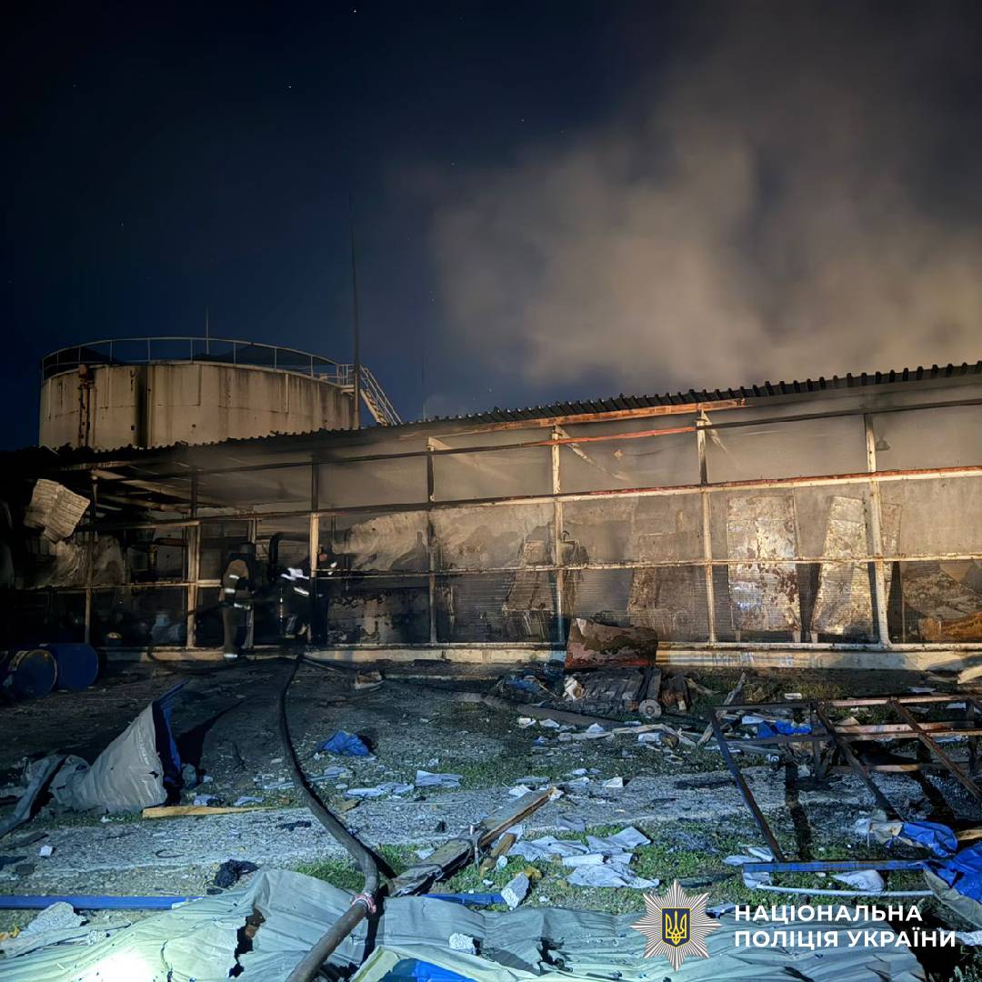 На фото зображено наслідки ворожого обстрілу
