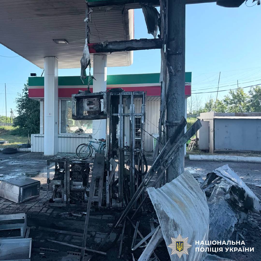 На фото зображено наслідки ворожого обстрілу