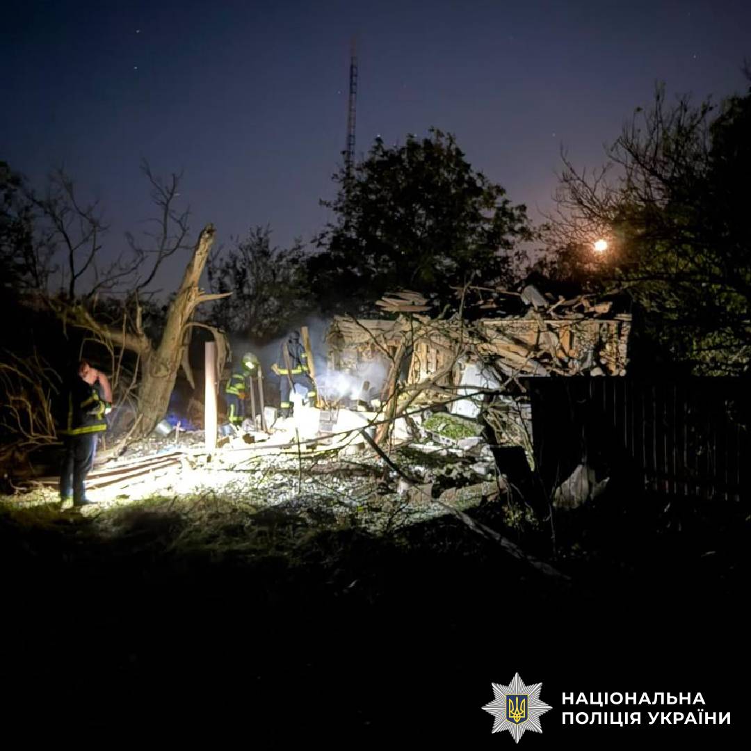 На фото зображено наслідки ворожого обстрілу