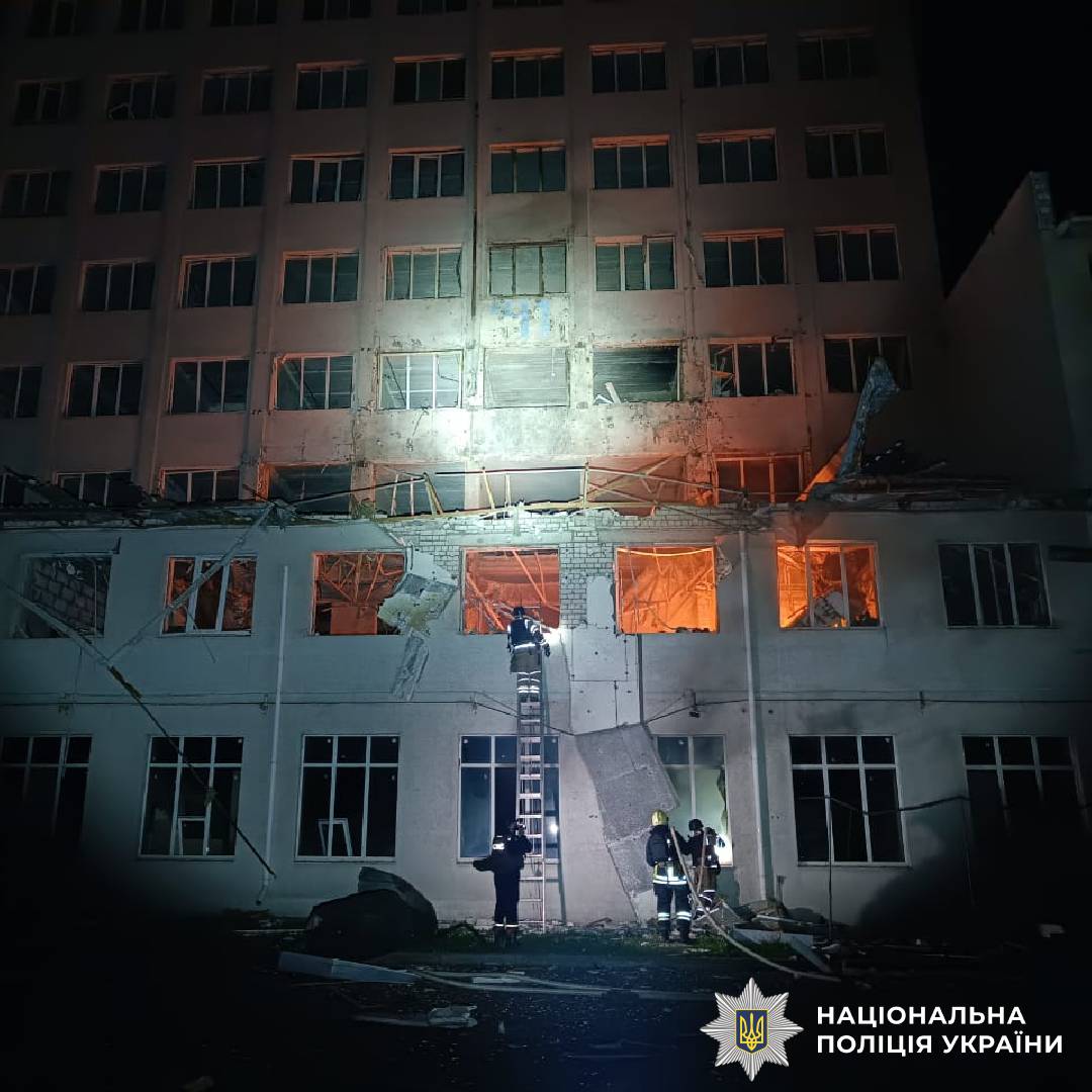 На фото зображено наслідки ворожого обстрілу
