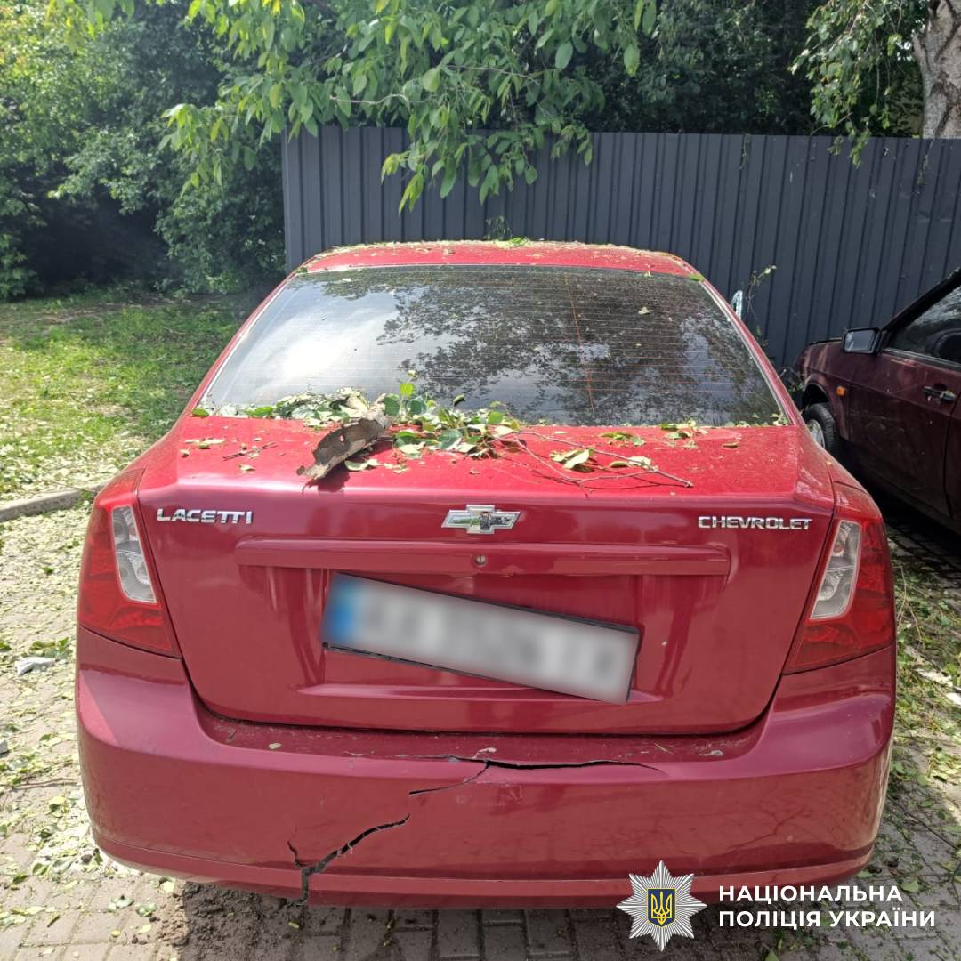На фото зображено наслідки ворожого обстрілу
