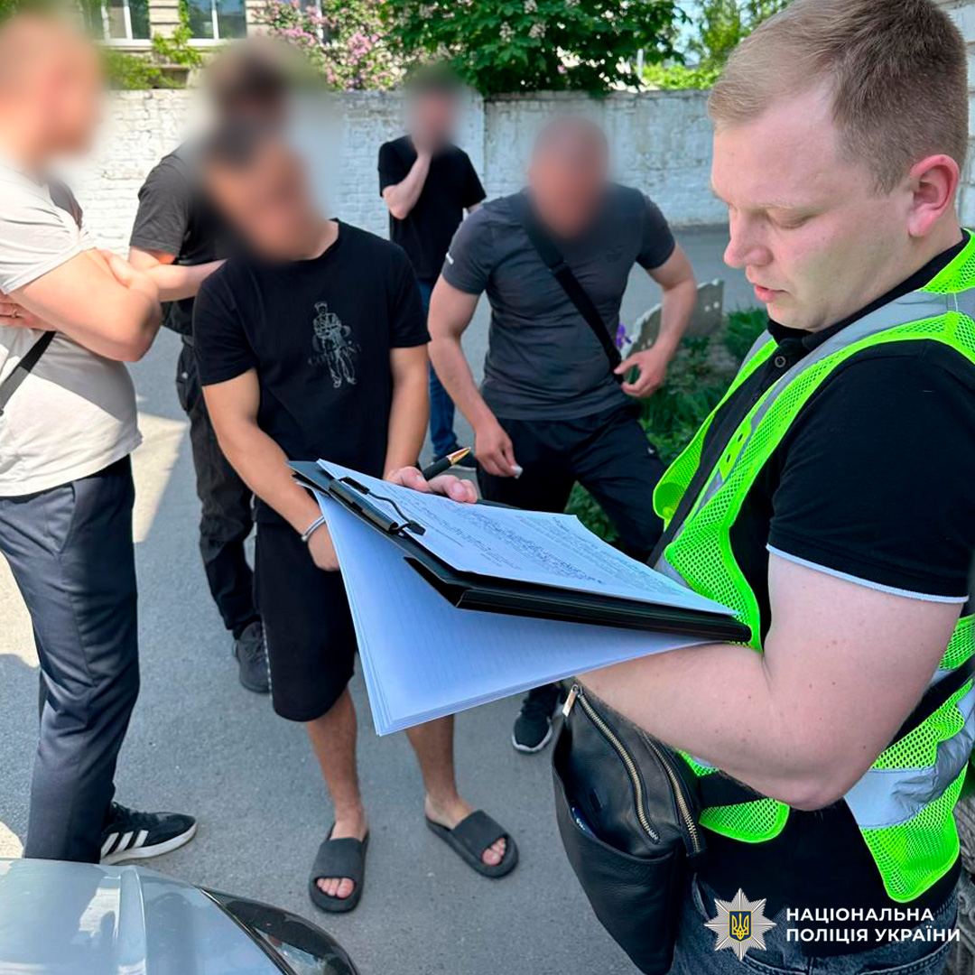 1800 доларів за автомат і боєприпаси: у Харкові поліцейські затримали неповнолітнього торговця зброєю