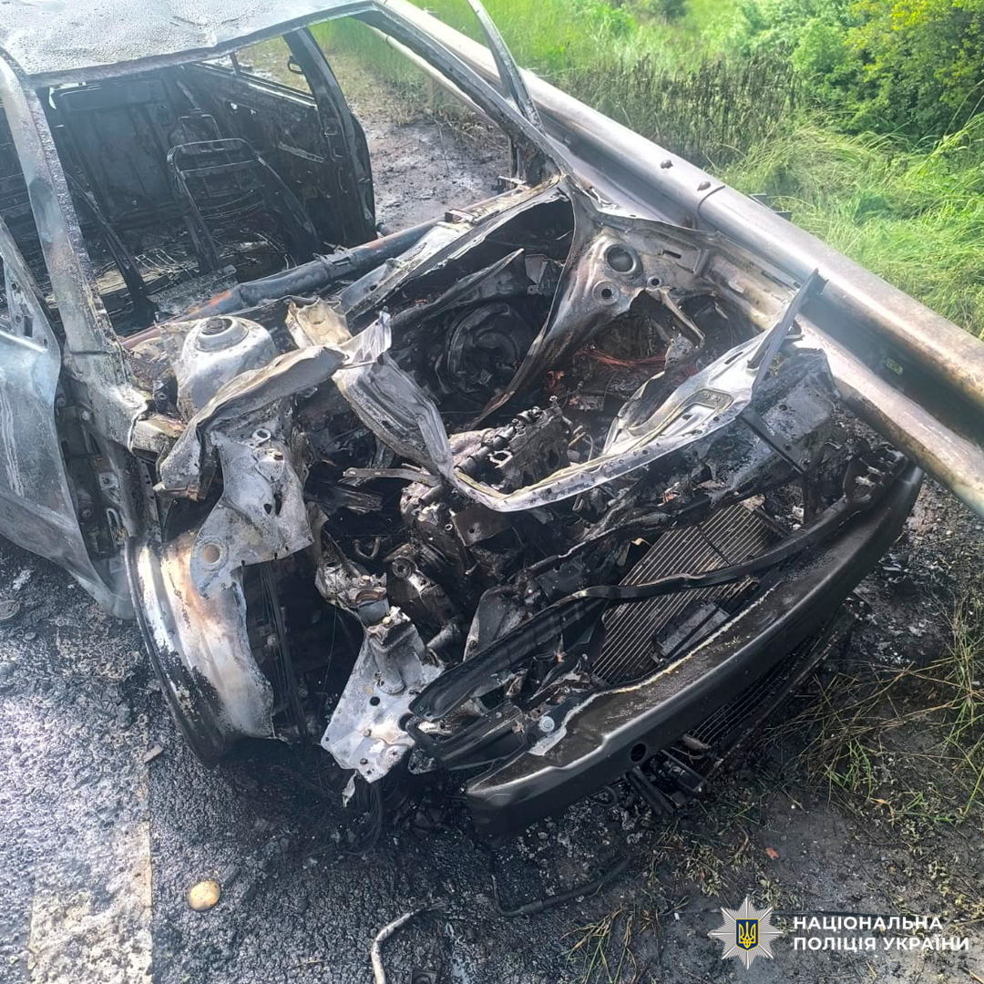 Ворожий БпЛА поцілив у цивільний автомобіль: поліцейські фіксують черговий воєнний злочин рф на Харківщині