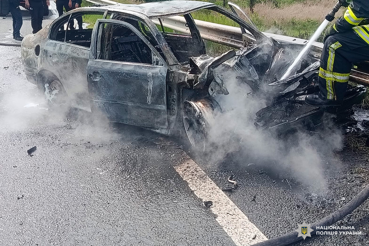Ворожий БпЛА поцілив у цивільний автомобіль: поліцейські фіксують черговий воєнний злочин рф на Харківщині
