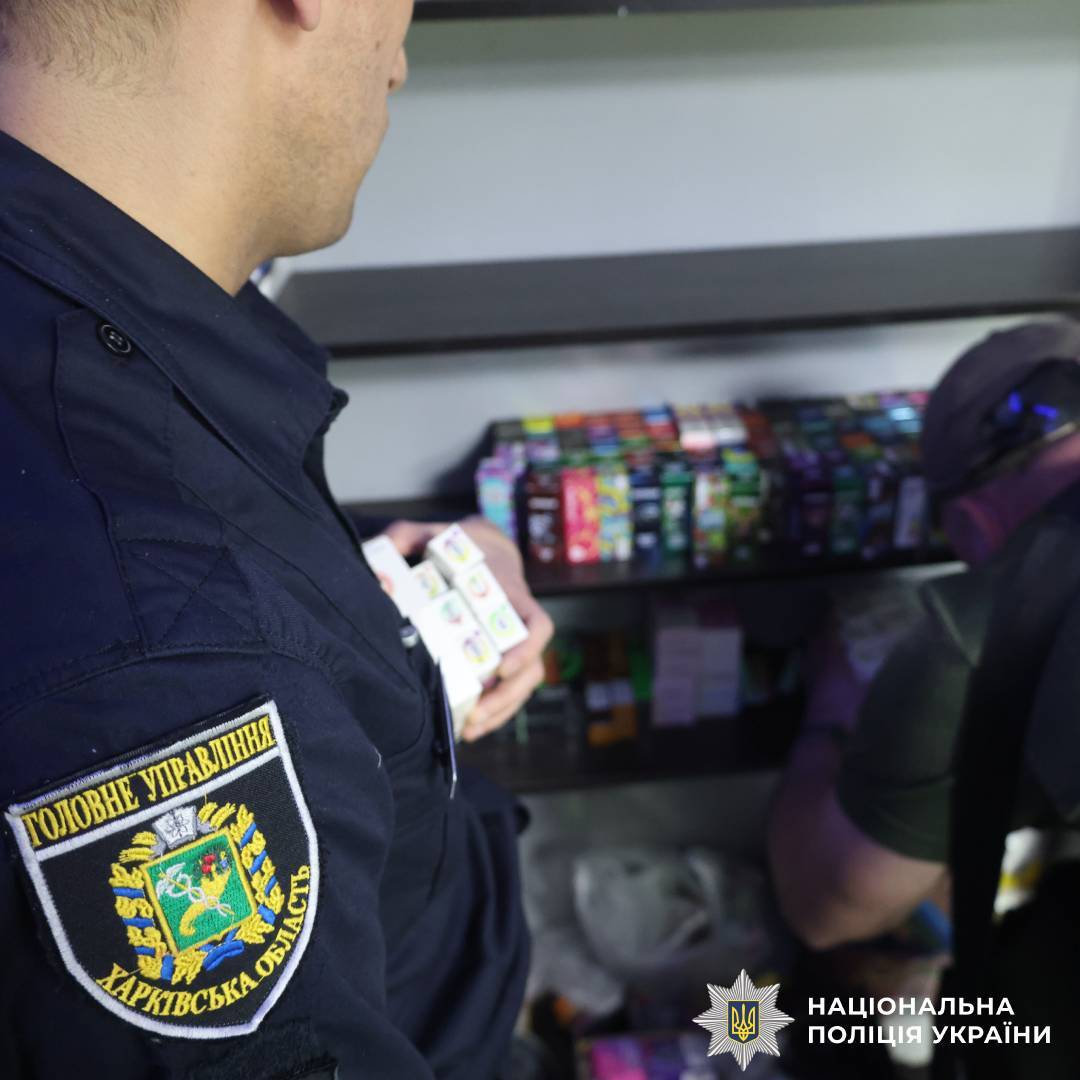 Поліцейські Харківщини викрили мережу збуту контрафактних електронних сигарет та тютюнових виробів