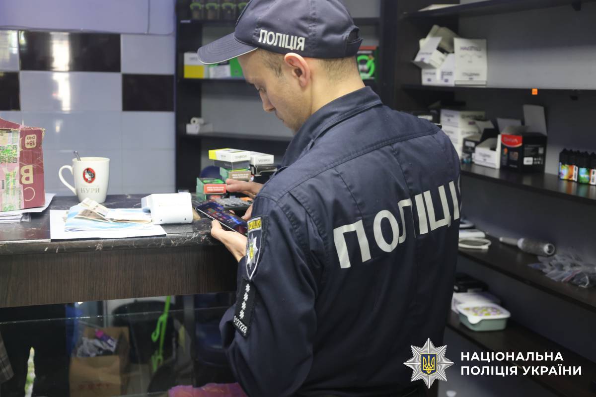 Поліцейські Харківщини викрили мережу збуту контрафактних електронних сигарет та тютюнових виробів
