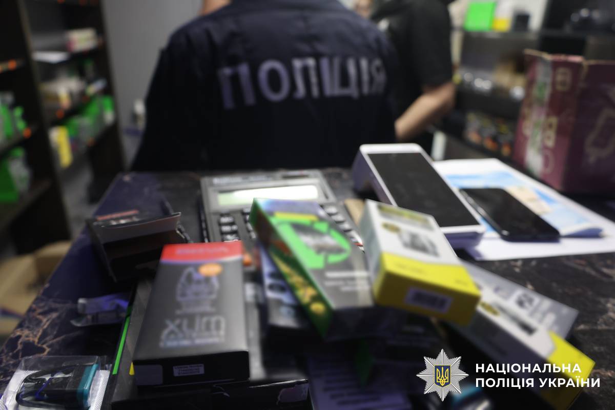 Поліцейські Харківщини викрили мережу збуту контрафактних електронних сигарет та тютюнових виробів