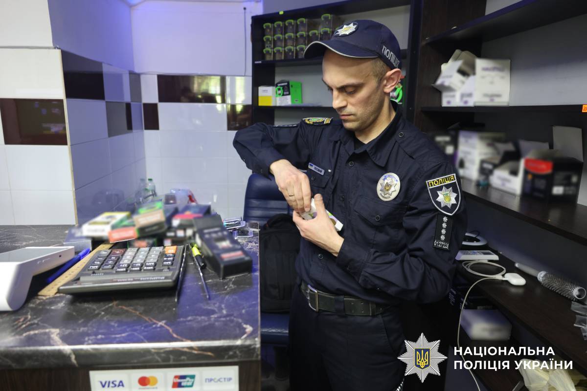 Поліцейські Харківщини викрили мережу збуту контрафактних електронних сигарет та тютюнових виробів