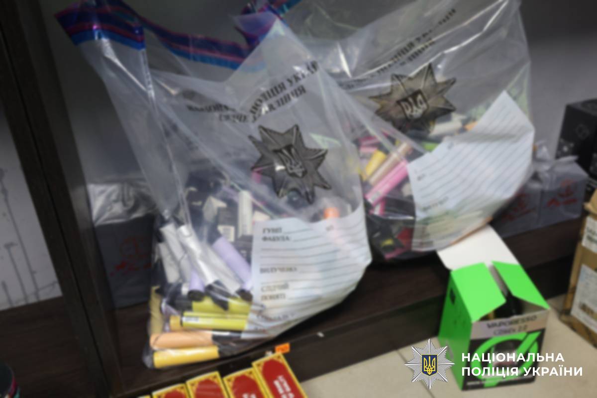 Поліцейські Харківщини викрили мережу збуту контрафактних електронних сигарет та тютюнових виробів
