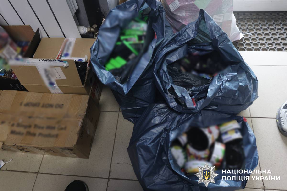 Поліцейські Харківщини викрили мережу збуту контрафактних електронних сигарет та тютюнових виробів