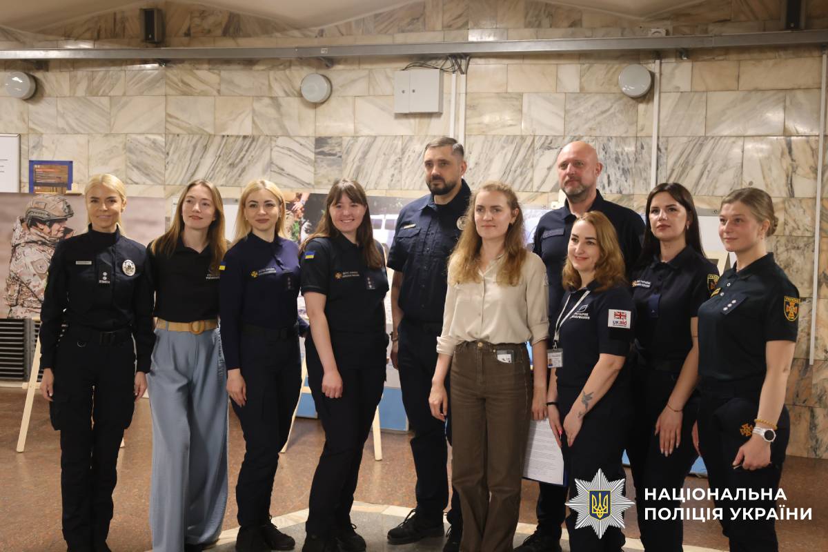 Очільник поліції Харківщини Петро Токар взяв участь у відкритті фотовиставки «Жінки в розмінуванні»