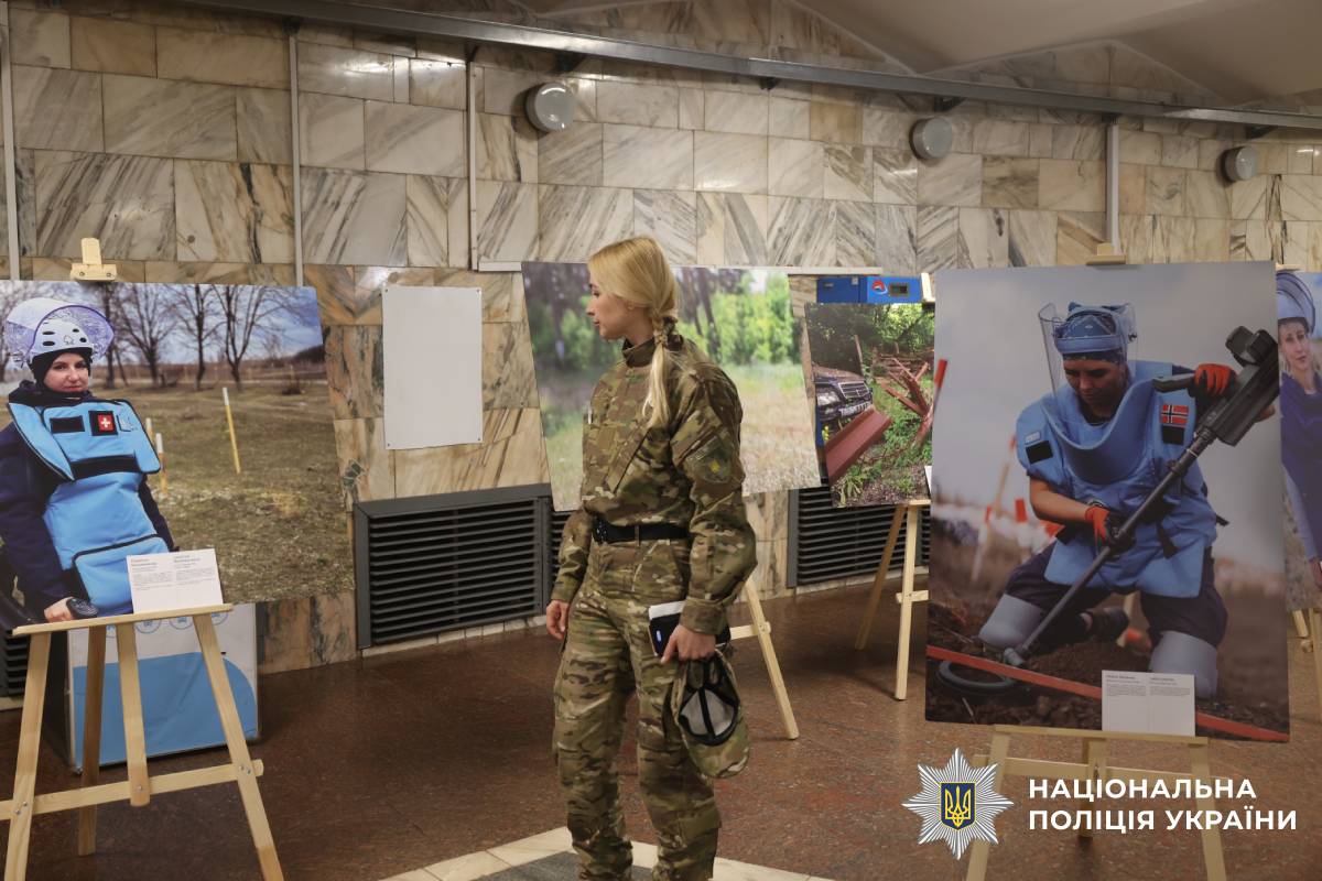 Очільник поліції Харківщини Петро Токар взяв участь у відкритті фотовиставки «Жінки в розмінуванні»