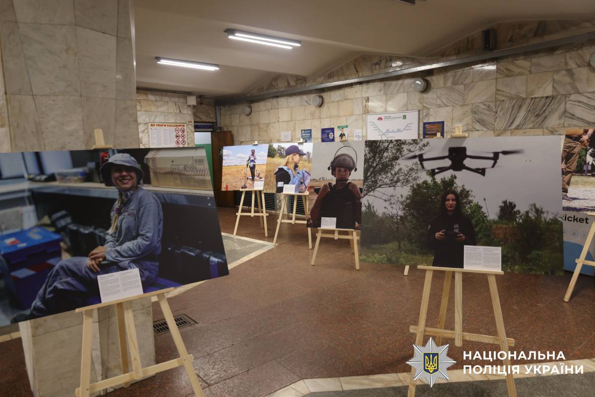 Очільник поліції Харківщини Петро Токар взяв участь у відкритті фотовиставки «Жінки в розмінуванні»