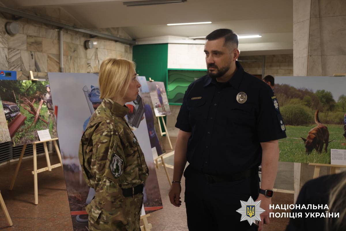Очільник поліції Харківщини Петро Токар взяв участь у відкритті фотовиставки «Жінки в розмінуванні»