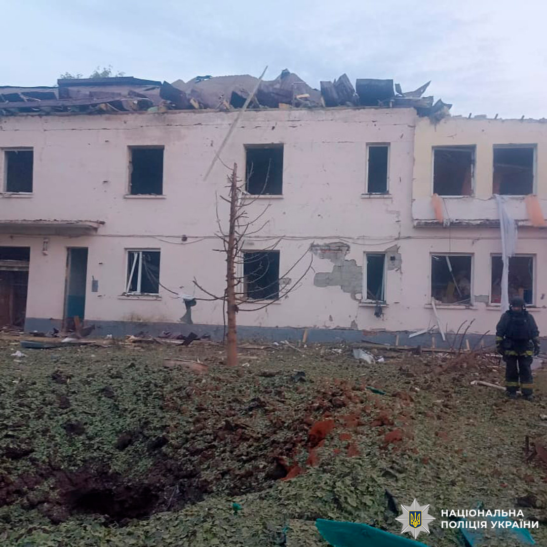 Троє людей загинули, 22 постраждали, у тому числі неповнолітні та поліцейська: правоохоронці задокументували наслідки воєнних злочинів на Харківщині