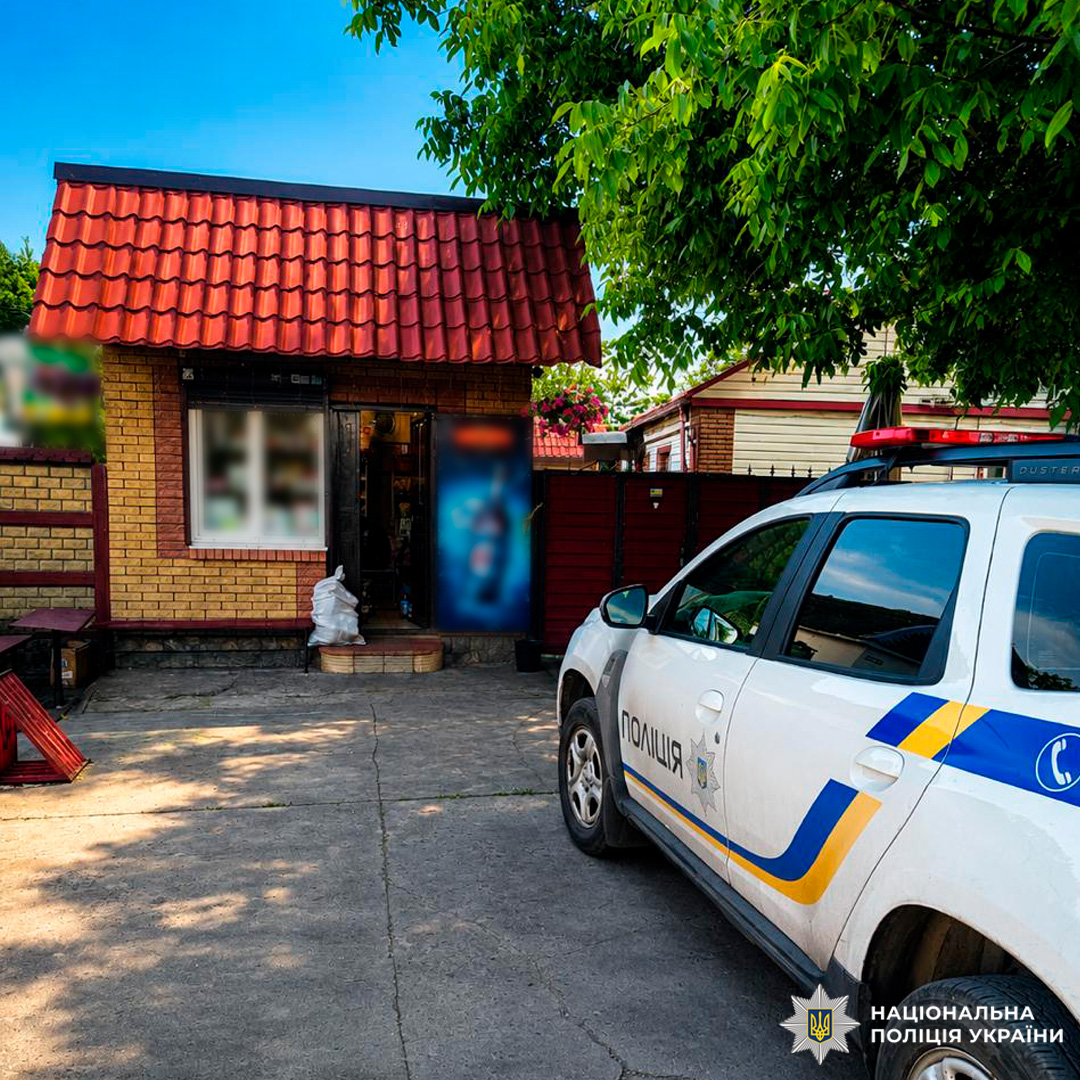 Алкогольний бізнес на неповнолітніх: поліцейські викрили порушення правил торгівлі алкоголем у Берестинському районі