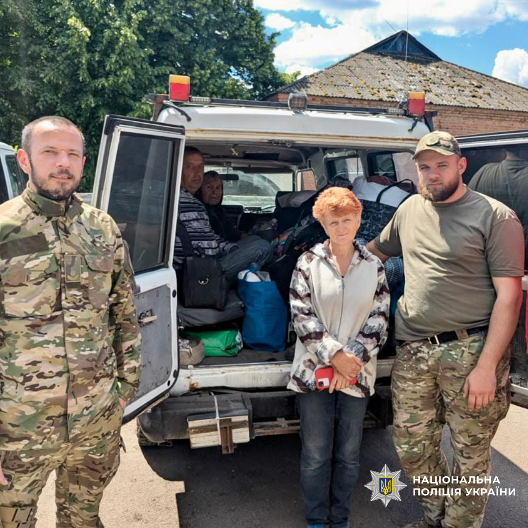 Поліцейські посилюють евакуаційні заходи на Куп’янщині: із прифронтового селища вивезли трьох людей