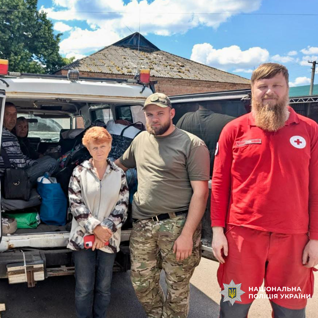 Поліцейські посилюють евакуаційні заходи на Куп’янщині: із прифронтового селища вивезли трьох людей