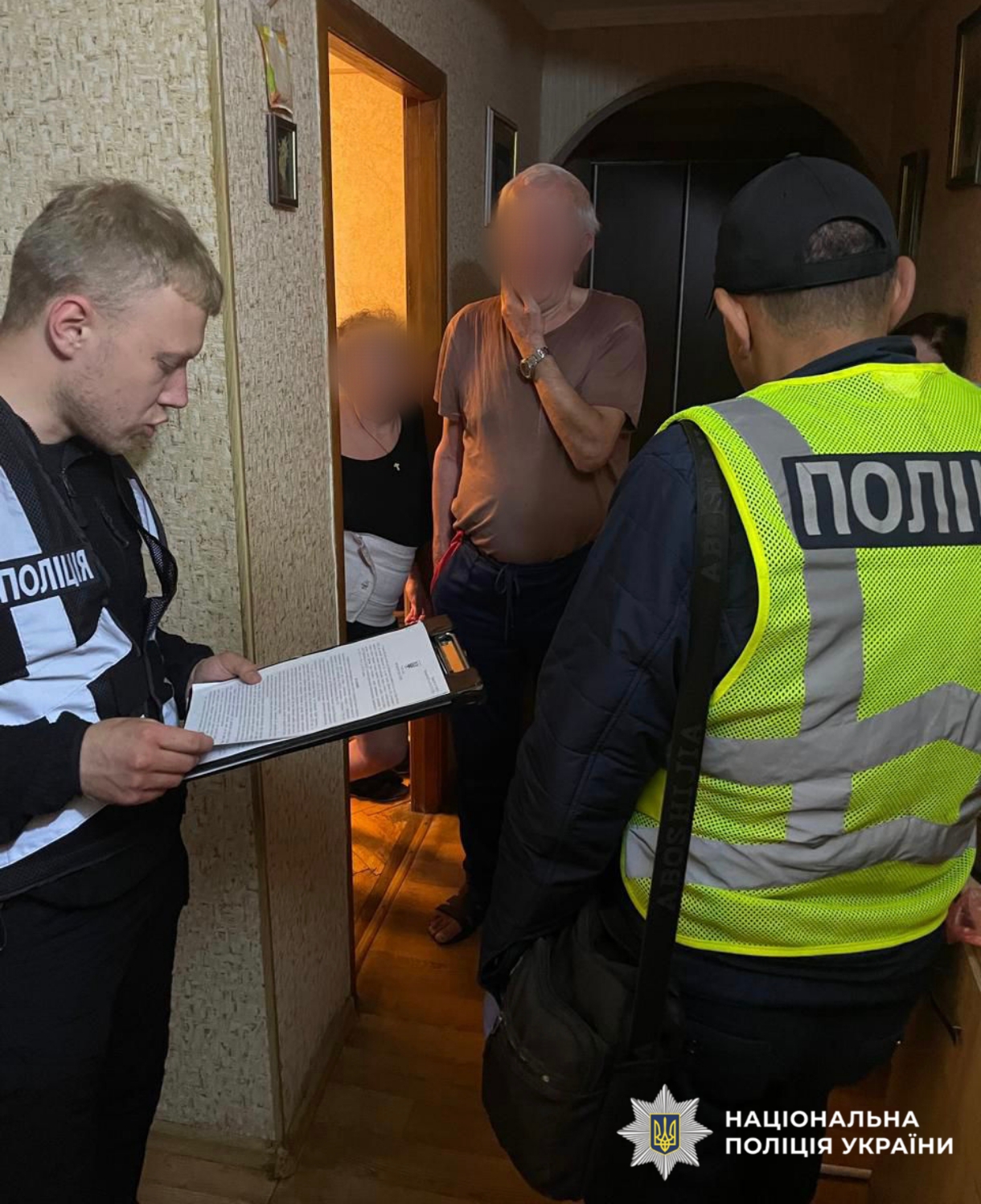 На фотографії зображено зловмисника, який займався виготовленням та збутом наркотиків.