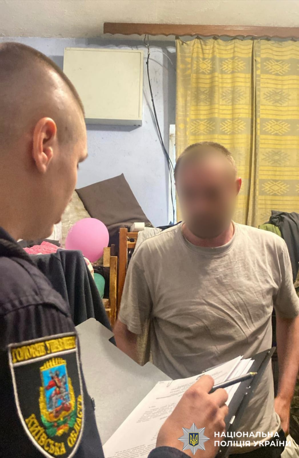 На фотографії зображено зловмисника, який займався виготовленням та збутом наркотиків.