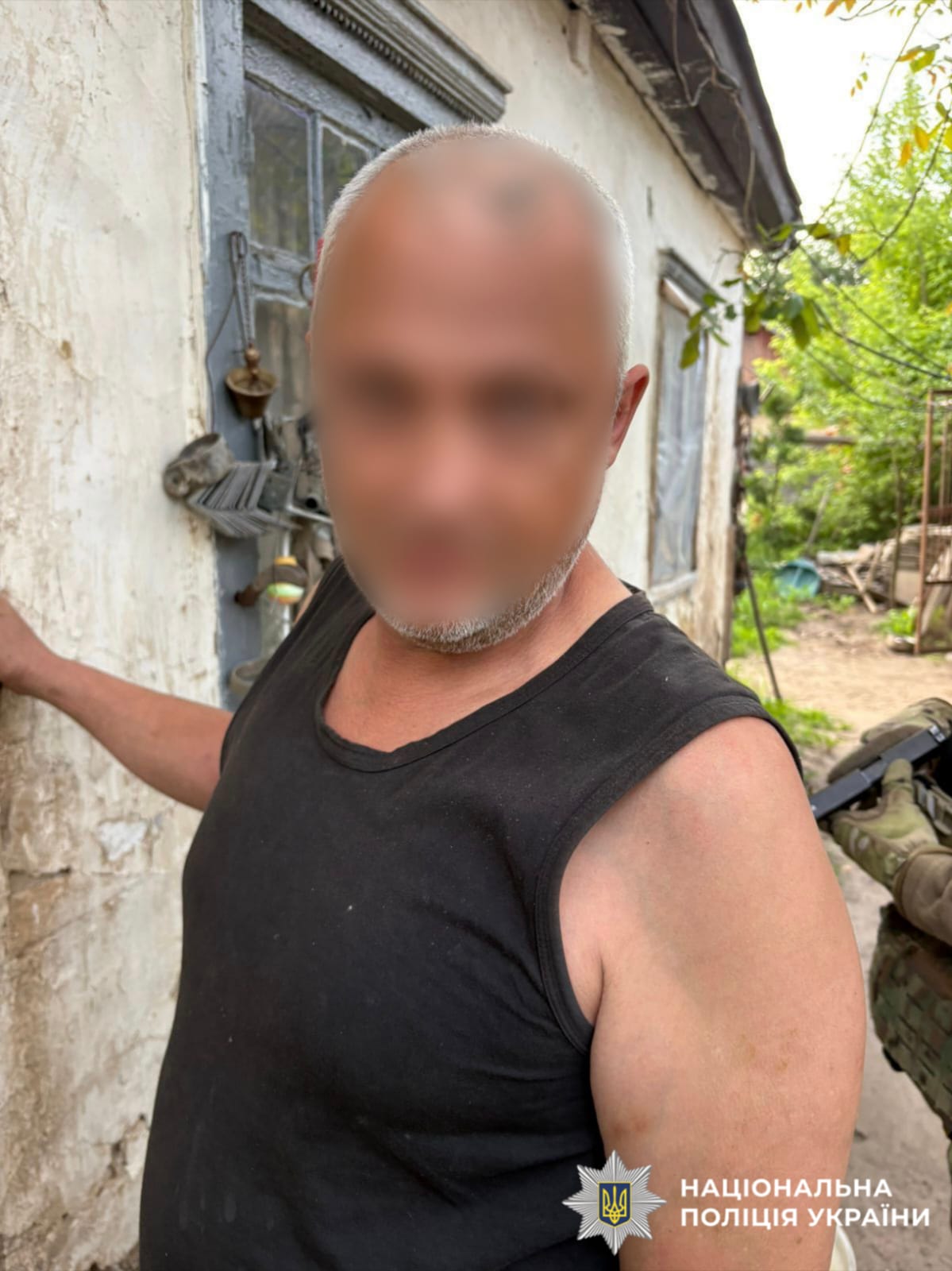 На фотографії зображено зловмисника, який займався виготовленням та збутом наркотиків.