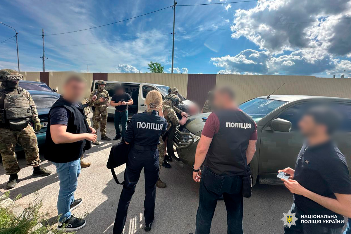 Втеча до Європи за 25 тисяч доларів: поліцейські Харківщини затримали організатора схеми незаконного виїзду ухилянтів до Румунії