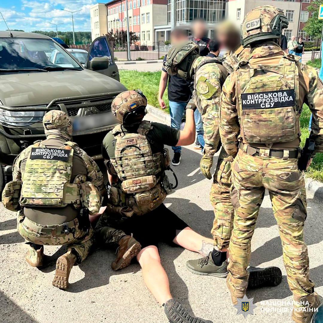 Втеча до Європи за 25 тисяч доларів: поліцейські Харківщини затримали організатора схеми незаконного виїзду ухилянтів до Румунії