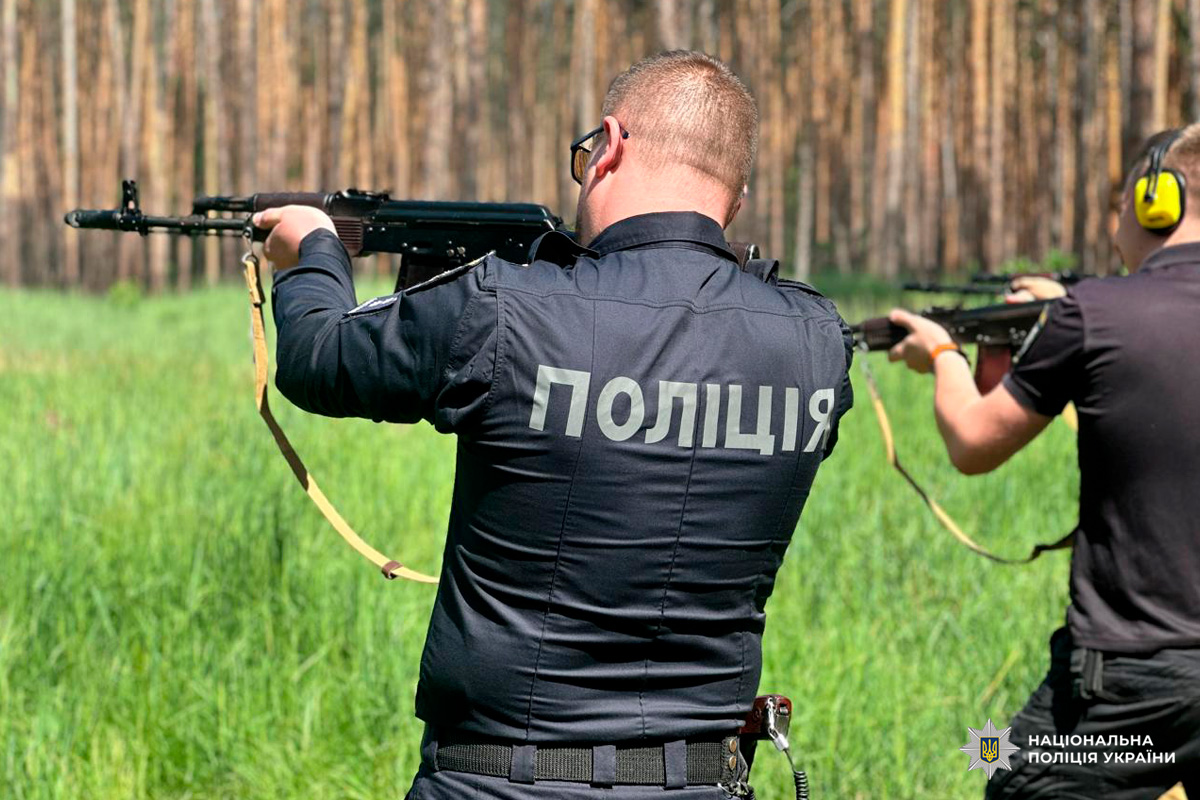 Поліцейські Ізюмського районного управління поліції вдосконалюють навички вогневої підготовки