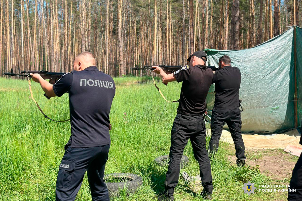 Поліцейські Ізюмського районного управління поліції вдосконалюють навички вогневої підготовки