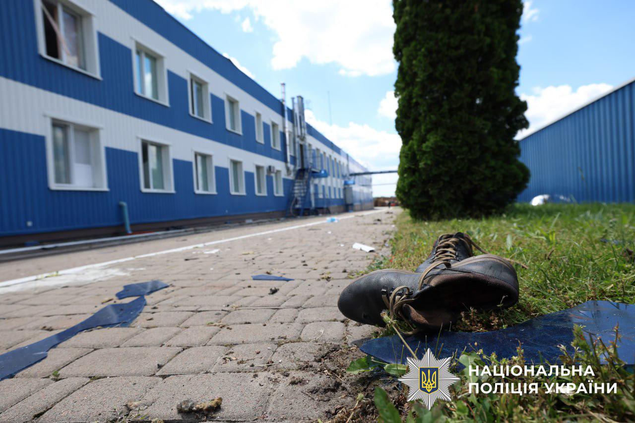 На фото пошкоджена будівля.