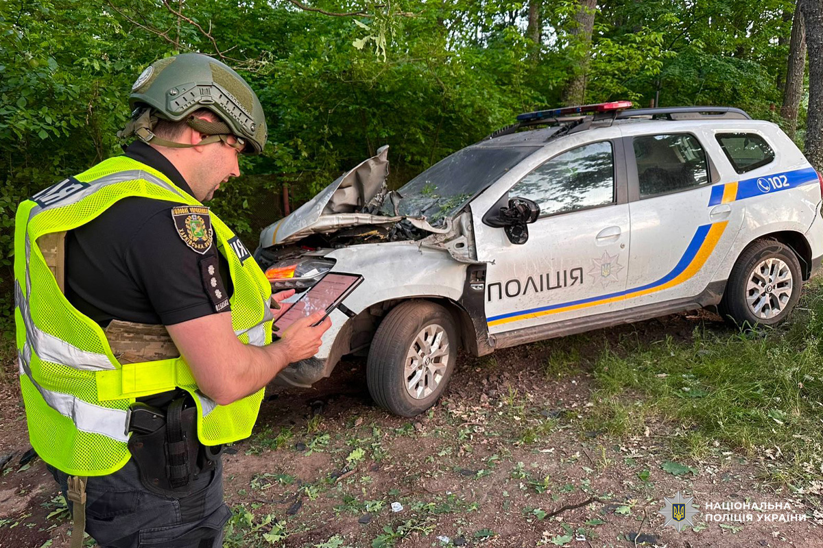 Окупанти знову поцілили по службовому авто поліції: слідчі документують наслідки воєнного злочину військовослужбовців країни-агресора