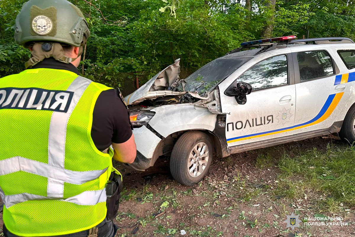 Окупанти знову поцілили по службовому авто поліції: слідчі документують наслідки воєнного злочину військовослужбовців країни-агресора