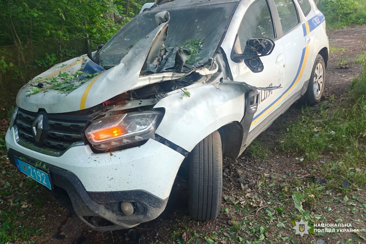 Окупанти знову поцілили по службовому авто поліції: слідчі документують наслідки воєнного злочину військовослужбовців країни-агресора