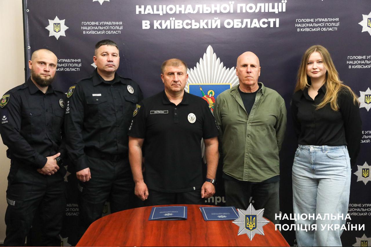 На фотографії зображено укладення меморандуму між поліцією Київщини та громадською організацією «Sidus Vitae».