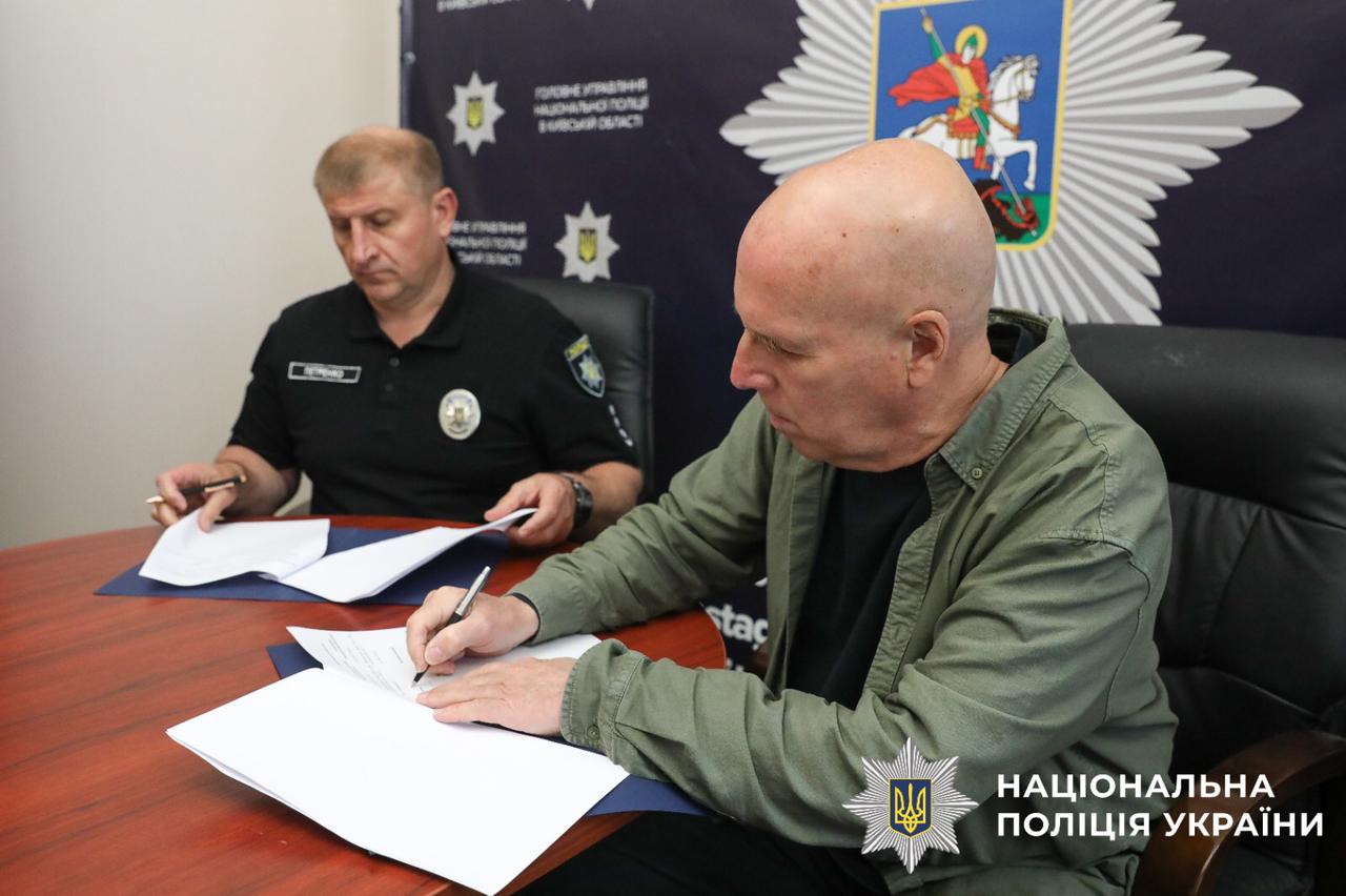 На фотографії зображено укладення меморандуму між поліцією Київщини та громадською організацією «Sidus Vitae».