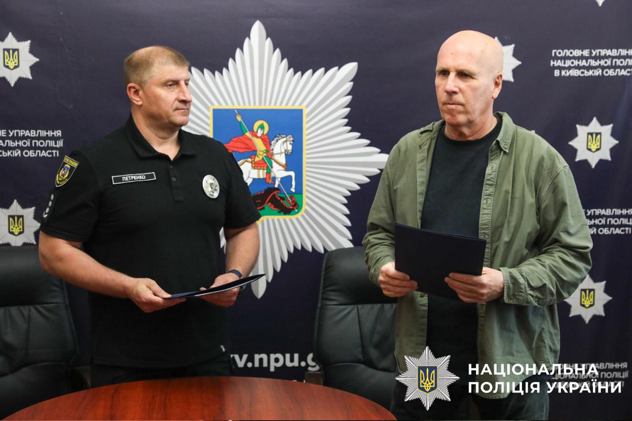На фотографії зображено укладення меморандуму між поліцією Київщини та громадською організацією «Sidus Vitae».
