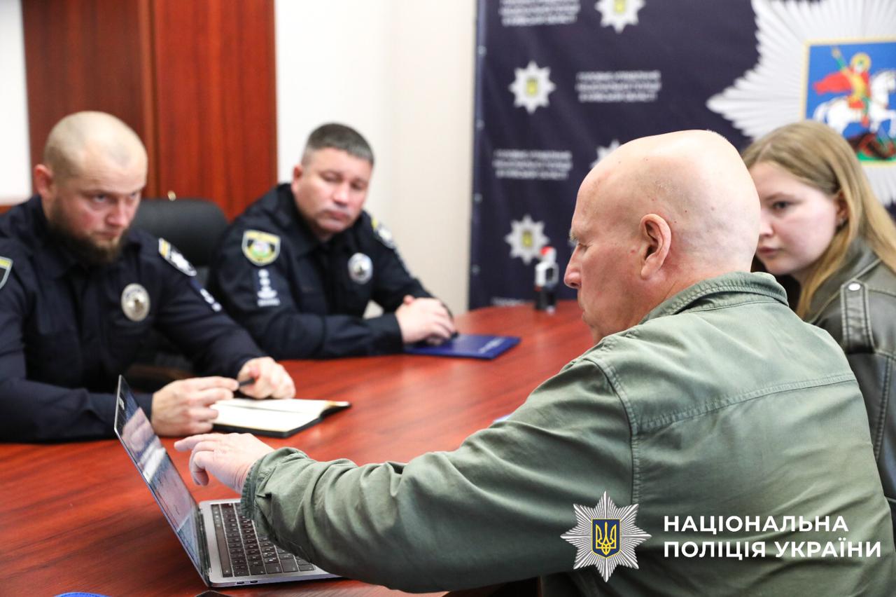 На фотографії зображено укладення меморандуму між поліцією Київщини та громадською організацією «Sidus Vitae».